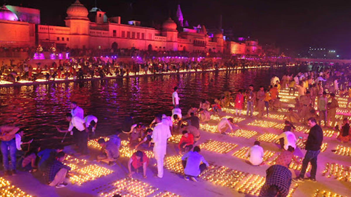 दीपोत्सव पर दुल्हन की तरह सजी अयोध्या, रामनगरी की छटा देख मंत्रमुग्ध हुए भक्त! 