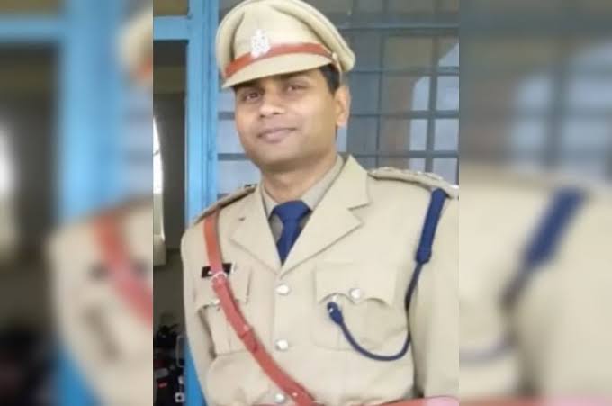 PCS Jyoti Maurya Case : मनीष दुबे पर बड़ी कार्रवाई, ज्योति-आलोक के बीच बुरी तरह फंसे होमगार्ड कमांडेंट!