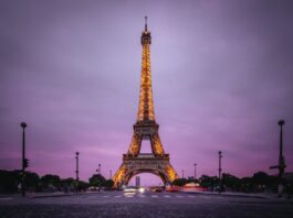 Eiffel Tower, a man attacked with knife one dead two people injured