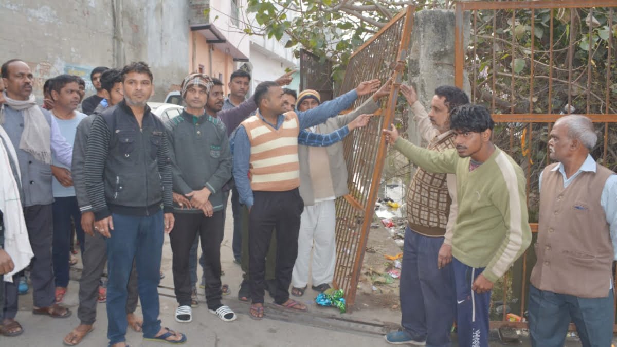 Old man dies after iron net of municipality falls in Shamli