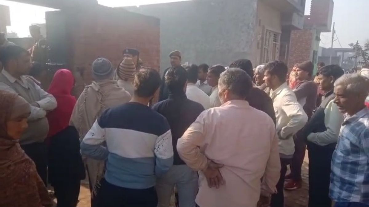 dead-body-of-woman-found-hanging-in-shamli-heavy-police-force-deployed-on-the-spot