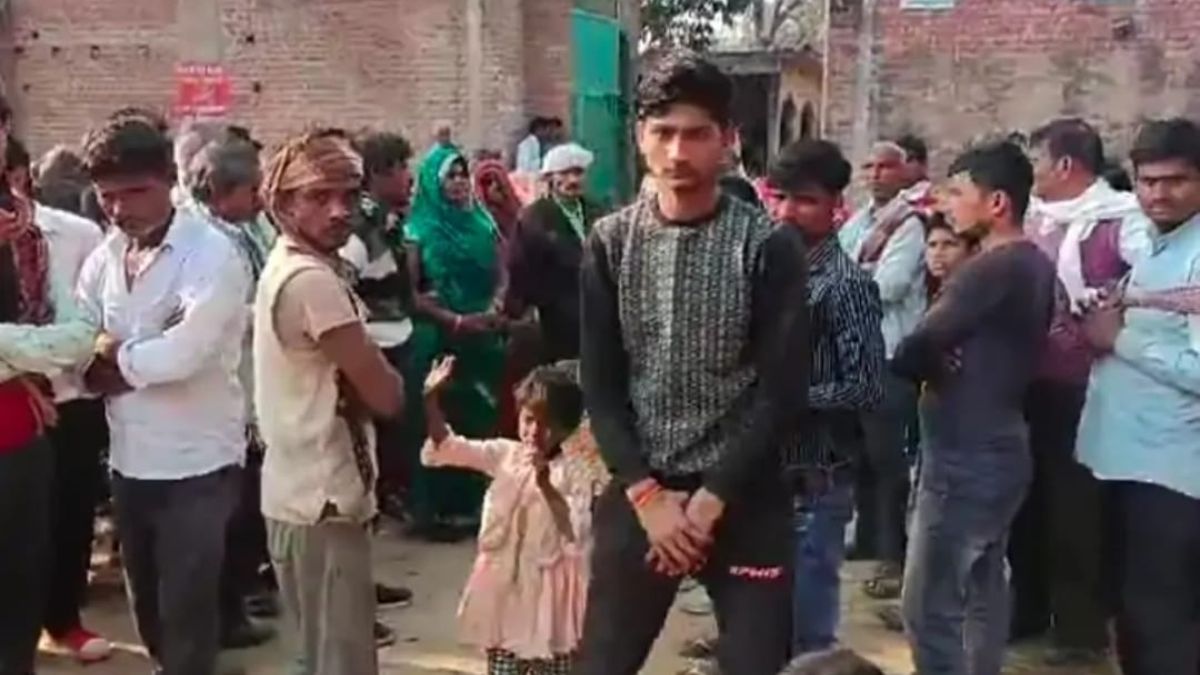 farrukhabad-a-man-brutality-beating-with-sticks-an-elderly-man-for-2-bales-of-garlic