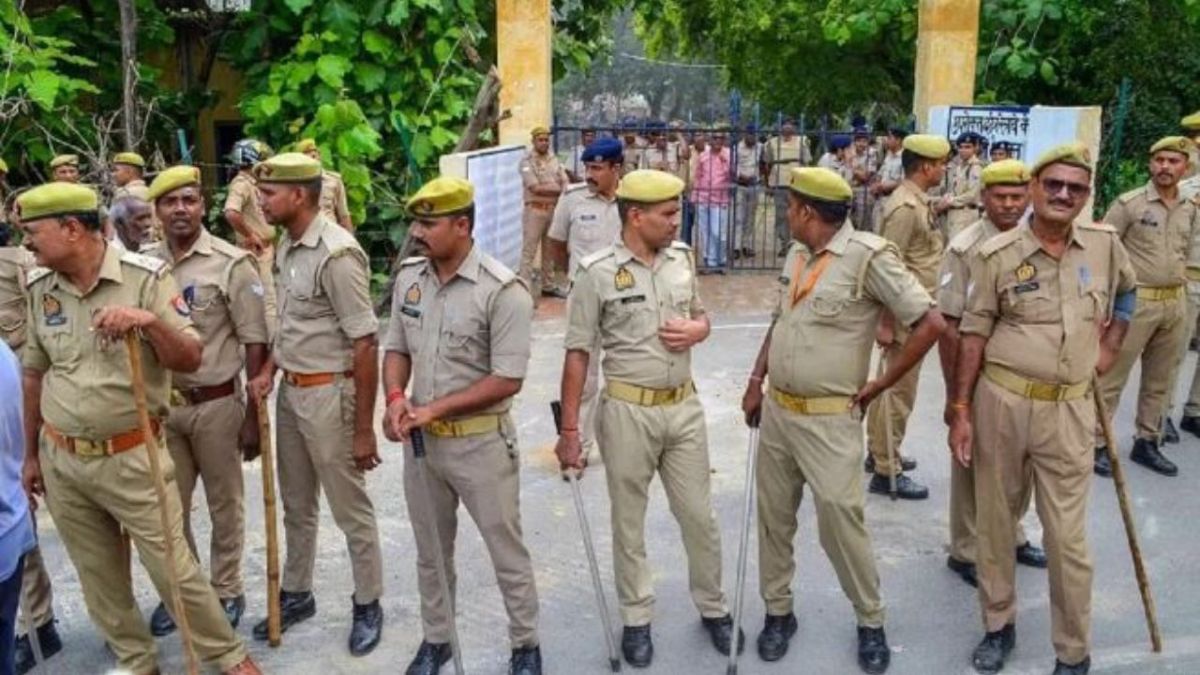 यूपी पुलिस भर्ती परीक्षा को लेकर सिक्योरिटी टाइट, सॉल्वर गैंग के खिलाफ STF का बड़ा एक्शन, कई जिलों से हुई गिरफ्तारी!